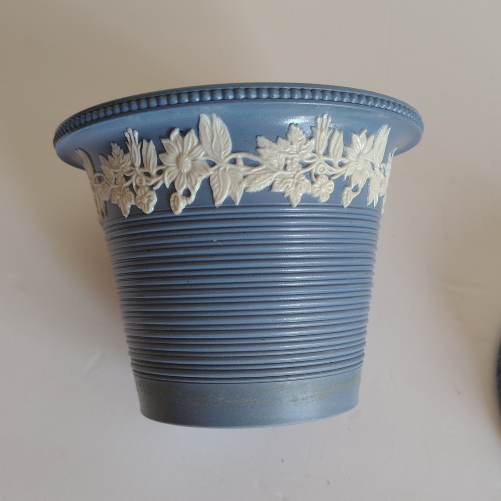 Wedgwood Jasperware Planter And Saucer Set 4 Inches Tall And 5 Inches Wide - Picture 6 of 8